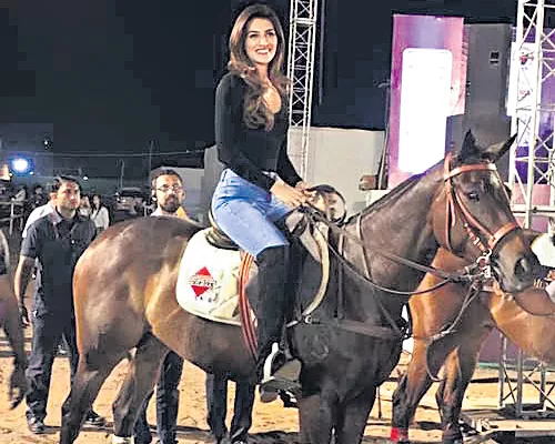 Kriti Sanon brushes up her equestrian skills for Panipat - Sakshi