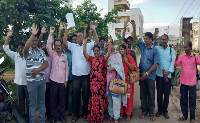 Employee Protest In Irrigation Circle Office - Sakshi