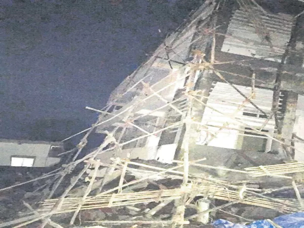 Building sank into the ground At Warangal - Sakshi