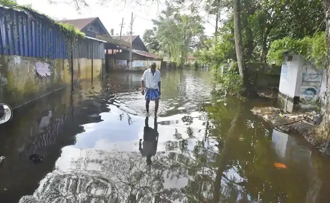 68 Year Old Farmer Commits Suicide After Suffering Losses During Kerala Floods - Sakshi