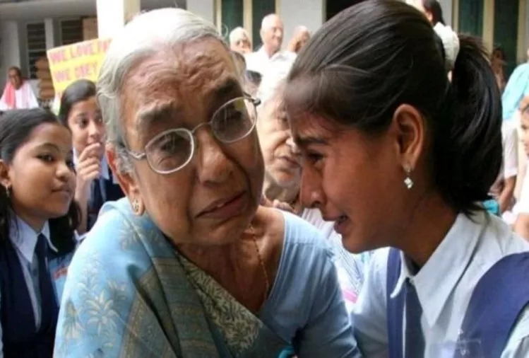 Full Story Behind The Viral Grandmother-Granddaughter Photo - Sakshi