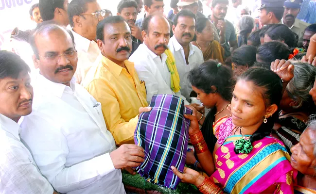 Conflict In Bedsheet Distribution West Godavari - Sakshi