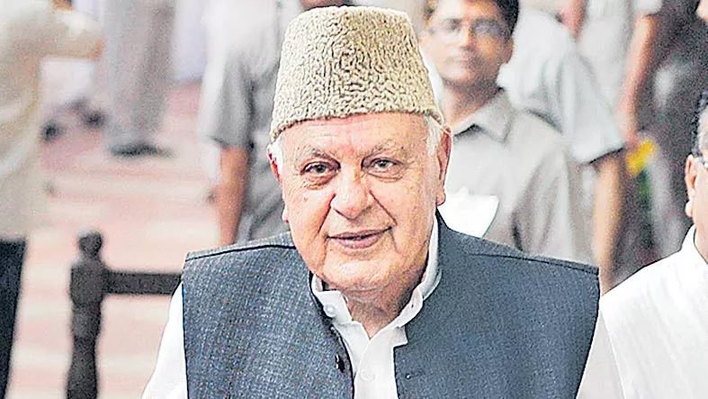 Former J-K CM Farooq Abdullah heckled during Eid prayers - Sakshi