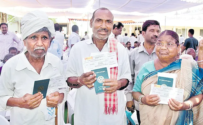 Rythu Bandhu Scheme Issues In Cheques Distribution - Sakshi