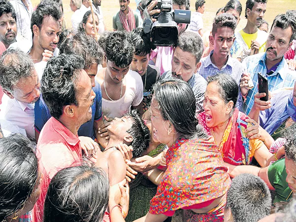 Four students were killed with TDP leaders illegal sand mining - Sakshi