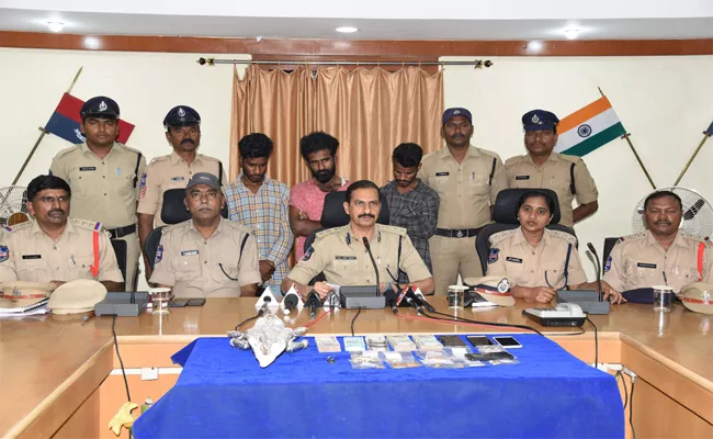 Thieves Gang Arrested In Karimnagar - Sakshi