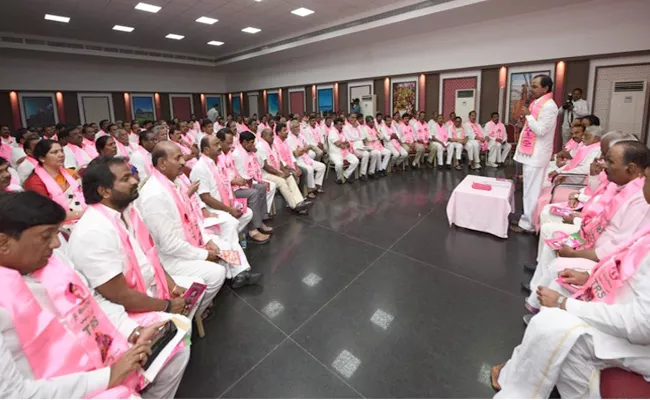 Early Elections In Telangana Said KCR In Telangana Bhavan - Sakshi