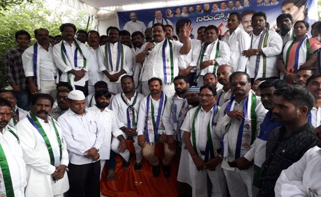 YSRCP Nirudyoga Garjana At Karimnagar Collectorate - Sakshi