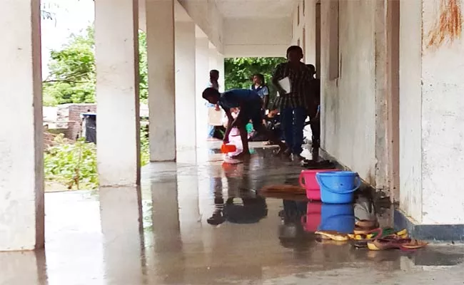 Students Cleaning Clases  - Sakshi