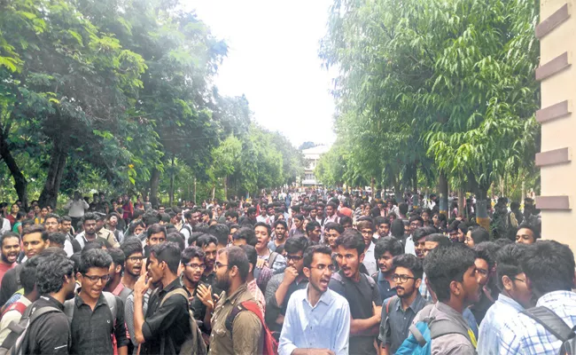 CBIT Students Protest On Fees Hikes Hyderabad - Sakshi