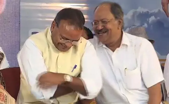 On Camera, Chhattisgarh Ministers In Laughing Fit At Vajpayee Prayer Meet - Sakshi