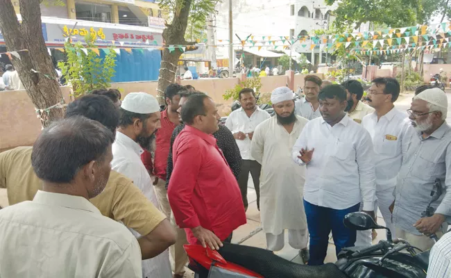 zabiullah Hulchul On Road With Activists In YSR Kadapa - Sakshi