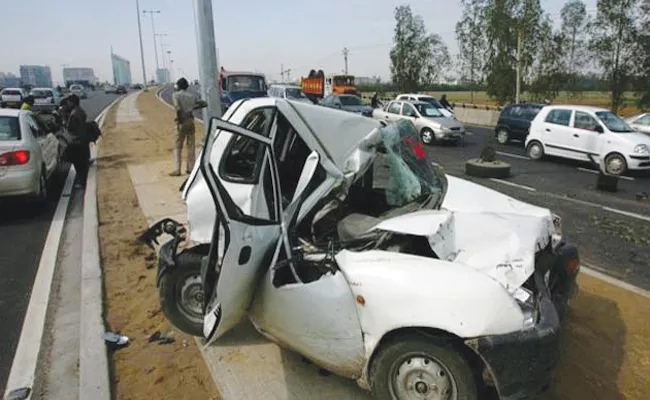 Road Accident On Kempegowda Airport Road Karnataka - Sakshi