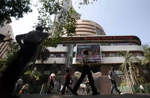  Sensex, Nifty Trades Flat Hexaware Tech Plunges - Sakshi