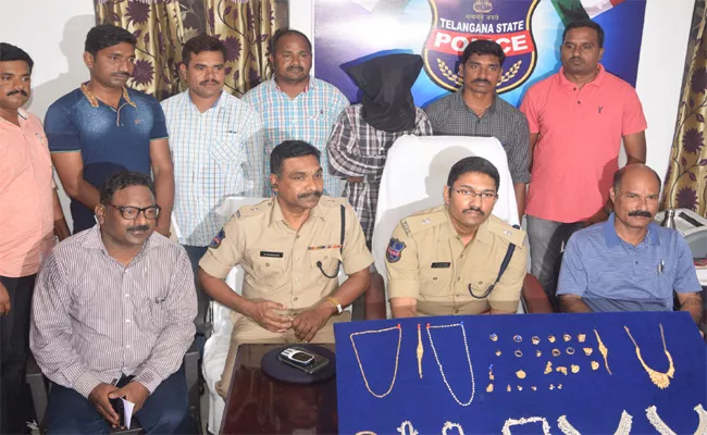 Thieves Arrested  In Karimnagar - Sakshi