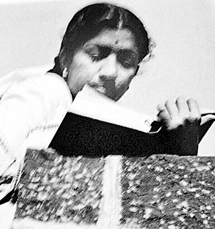 Lata Mangeshkar Took Her First Selfie In 1950 - Sakshi