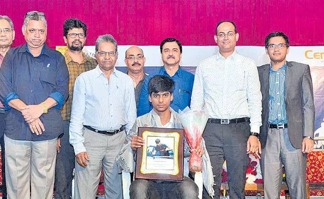 Teenage Player of Table Tennis Snehit gets Honour - Sakshi