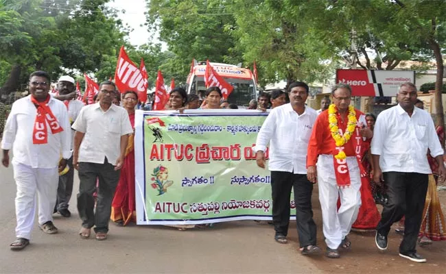 AITUC Bus Tour Reached Thallada  - Sakshi