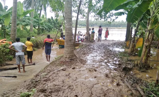 Mud Water In East Godavari Floods Villages - Sakshi