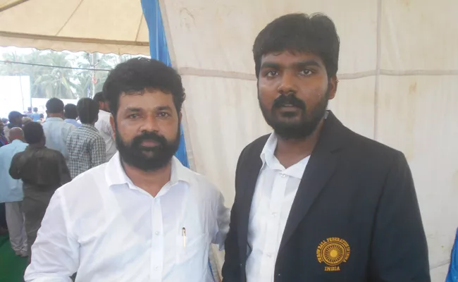 Praja Sankalpa Yatra Team Helps Sportsmen Sunil - Sakshi