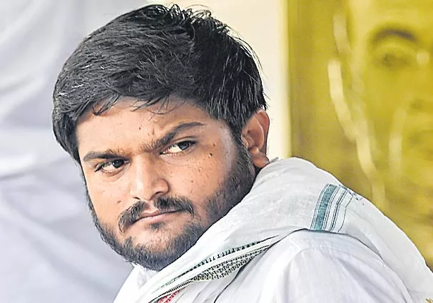 Hardik Patel begins indefinite hunger strike demanding Patidar quota - Sakshi