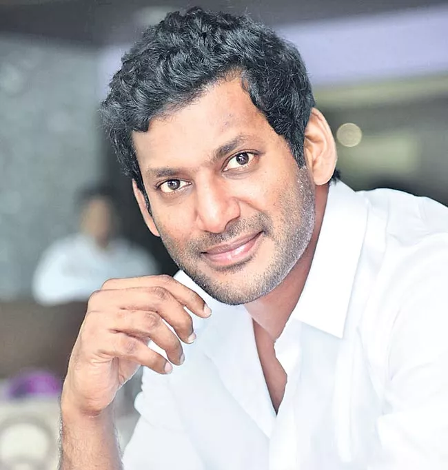 Vishal and Lingusamy Gifts Gold Coins - Sakshi