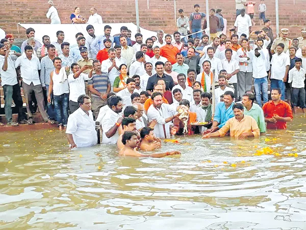 Vajpayee ashes immersed in Tungabhadra - Sakshi