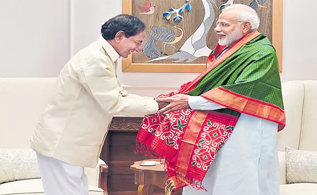 KCR Meets PM Narendra Modi Over Early Polls - Sakshi