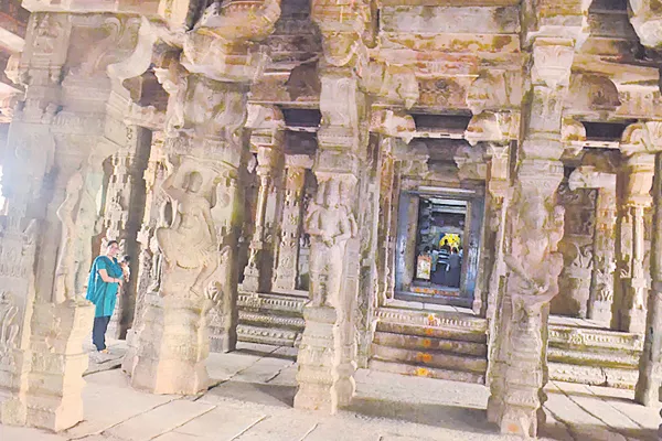 Veerabhadra swamy temple in Lepakshi - Sakshi