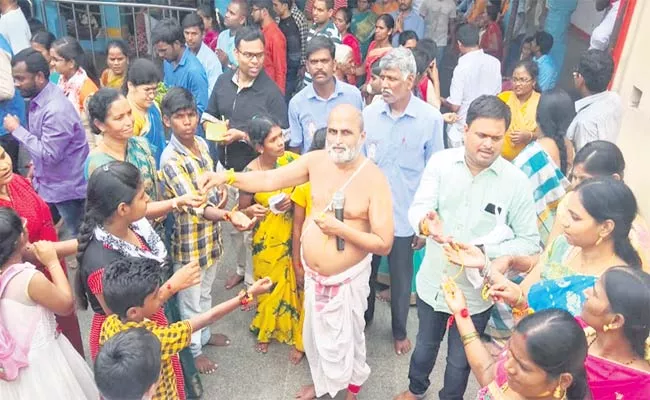 Raksha Bandhan Celebrations In Chilukuru Balaji Temple - Sakshi