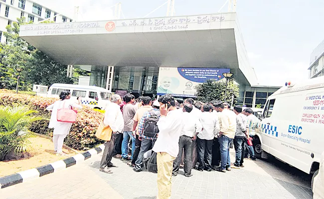 Patients Protest On dialysis Centre In ESI Sanath nagar - Sakshi