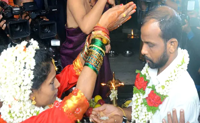 Wedding Bells In Relief Camp In Kodagu - Sakshi