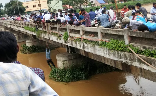 man Jumped In Drain West Godavari - Sakshi