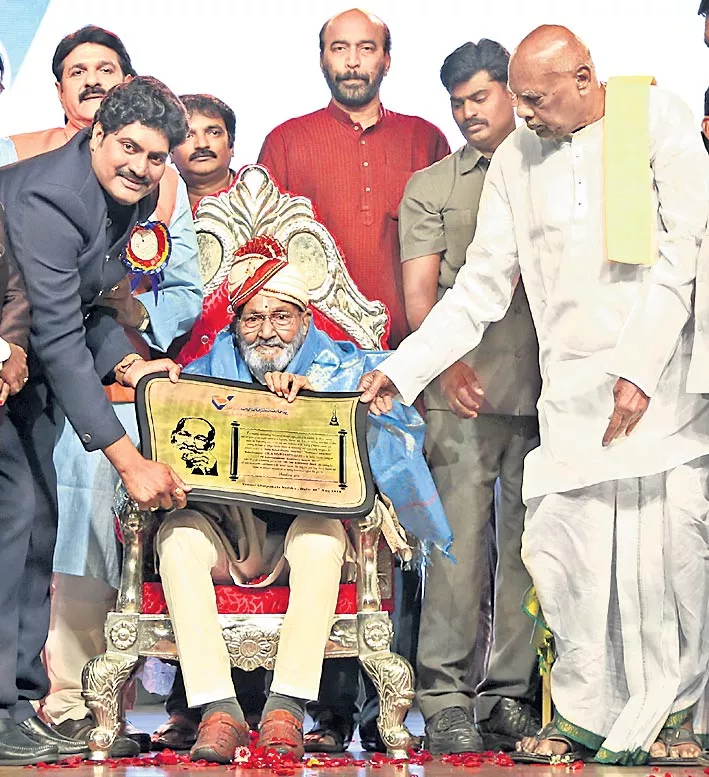 K Viswanath receives Lifetime Achievement Award - Sakshi