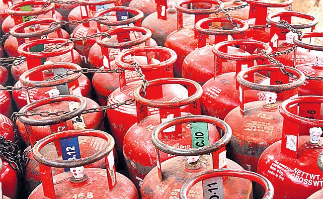 Dealers Corruption In Gas Bookings In Hyderabad - Sakshi