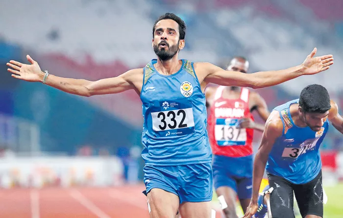 Manjit Singh wins gold, Jinson Johnson silver in Mens 800m - Sakshi