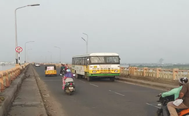 Kovvuru Rajamundry Bridge in Danger Stage West Godavari - Sakshi