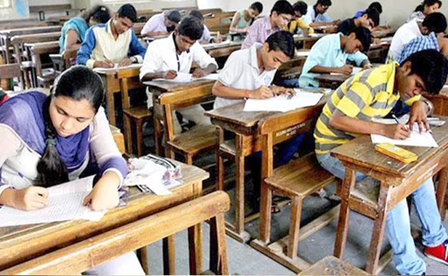 UPSC Civil Services Exam Upper Age limit Is Fixed For 32 Years - Sakshi