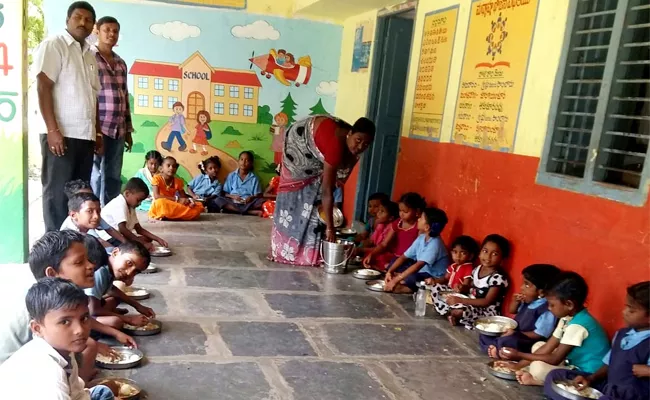 Govt Delayed on Midday Meals Scheme Prakasam - Sakshi