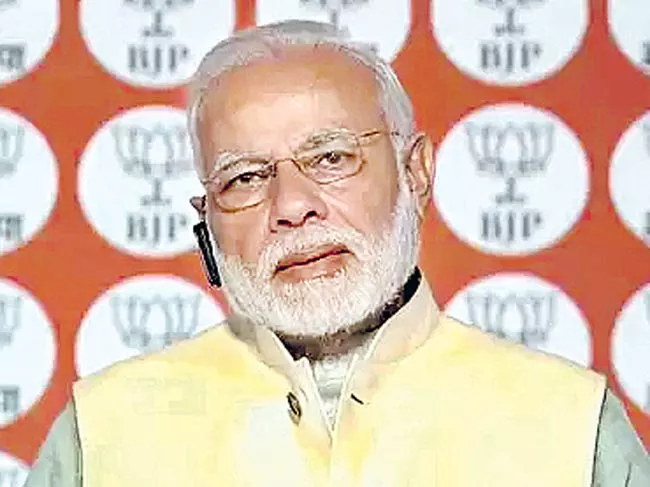 Narendra Modi asks BJP workers not to use social media to spread dirt - Sakshi