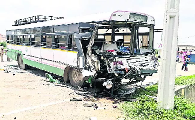 21  People Injured In Bus Accident  - Sakshi