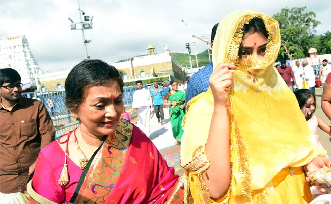 Shriya Saran At Tirumala Tirupati Devasthanam - Sakshi