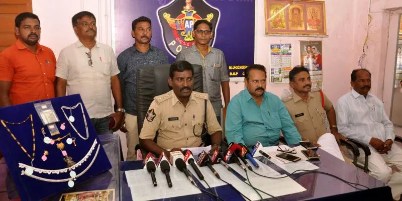 thieves arrested In Nellore - Sakshi