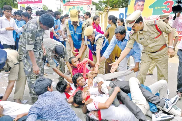 Police lathicharge on student unions - Sakshi