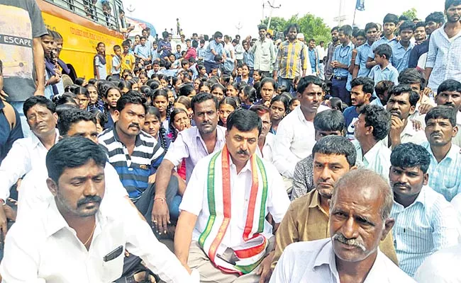 Students Dharna For Road - Sakshi