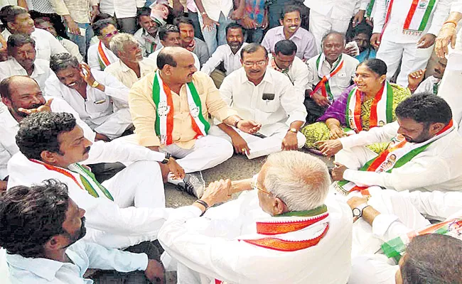 Congress Leaders Protest In Medak - Sakshi