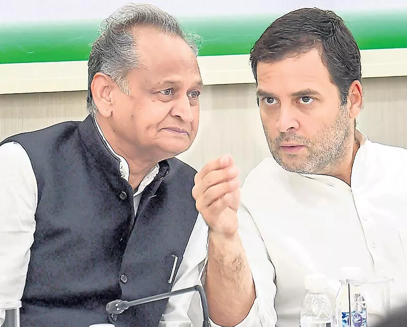 Rahul Gandhi chairs CWC meet, decides to target Modi govt on corruption - Sakshi