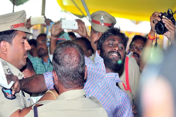 Student protests on CM Chandrababu Jnanabhumi - Sakshi