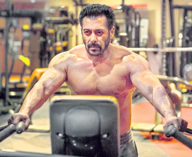 Salman Khan Workouts for Bharat - Sakshi