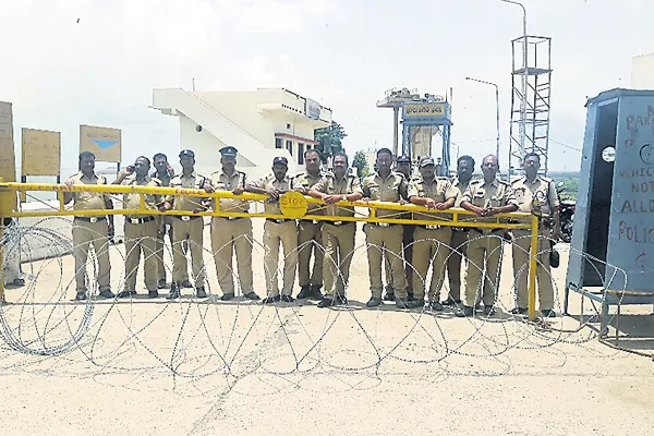 Heavy troops at srsc - Sakshi